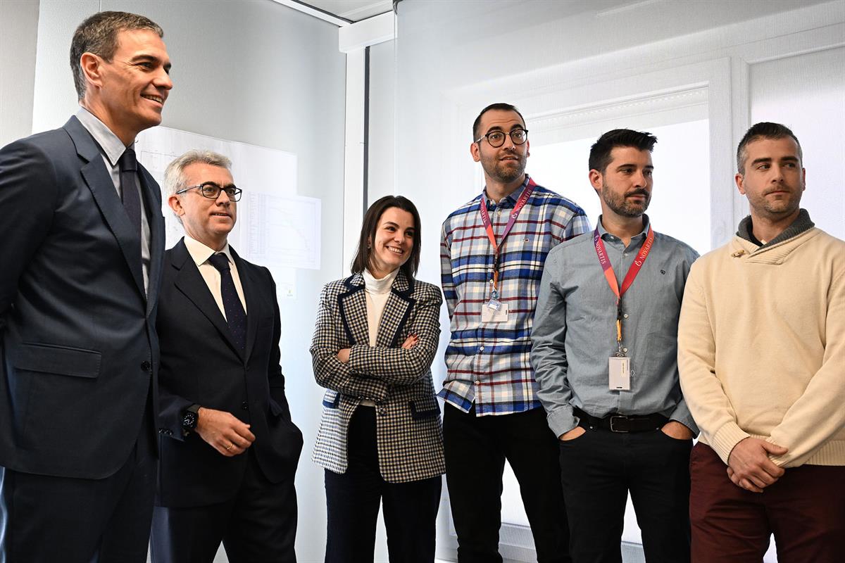 4/02/2025. Pedro Sánchez visita la planta de Novartis en Zaragoza. El presidente del Gobierno en su recorrido por la planta de Novartis.